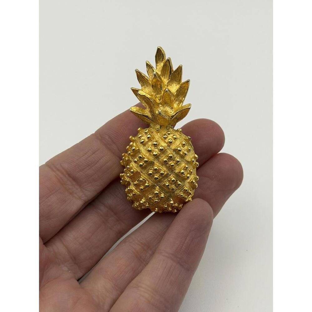 ELEGANT ‎ GOLD TONE TEXTURED PINEAPPLE BROOCH - VERY DETAILED!